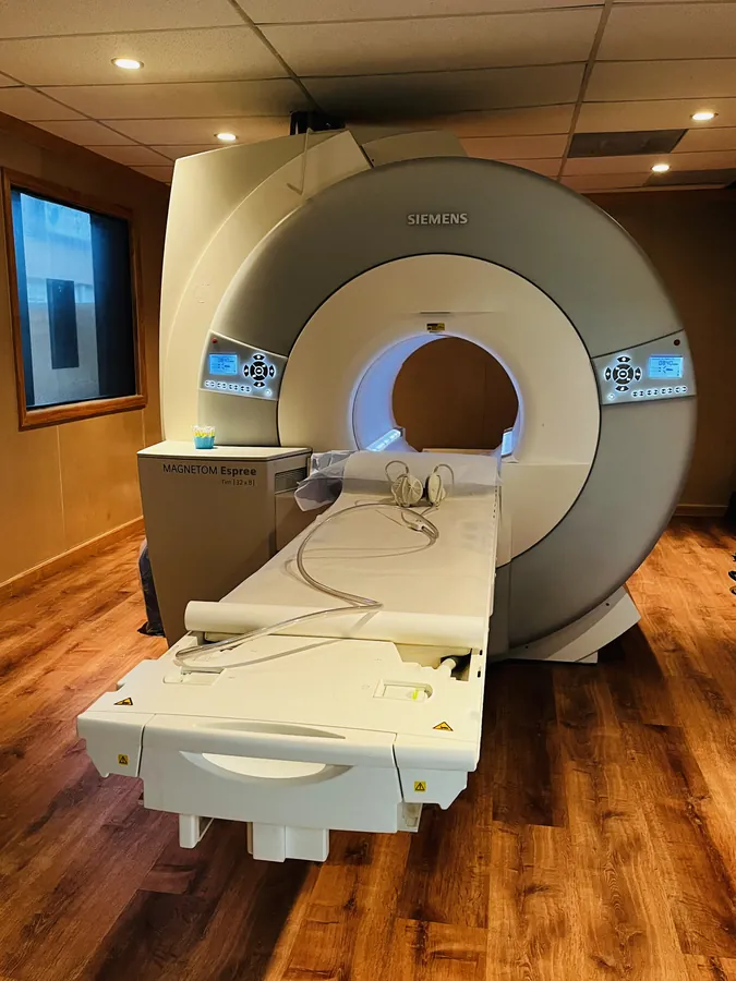 High-field MRI scanner in a clean imaging room